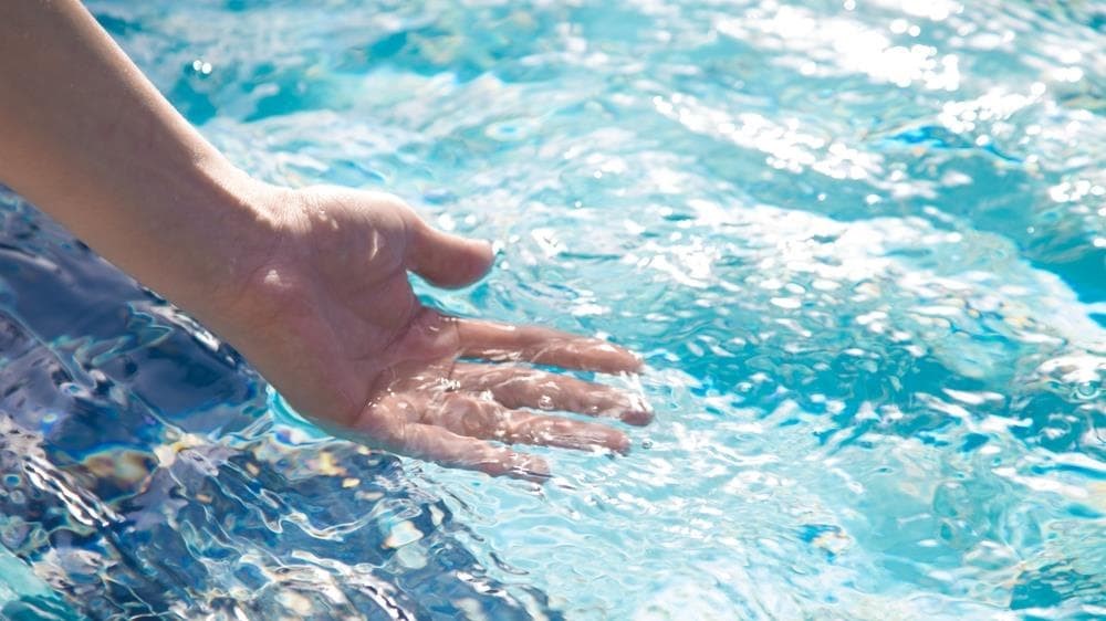 Hidrólisis: desinfecta el agua de la piscina de forma natural