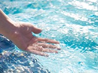 Hidrólisis: desinfecta el agua de la piscina de forma natural